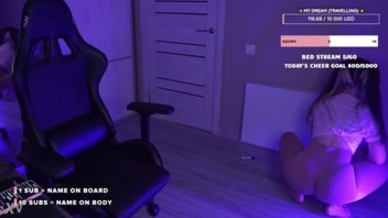 Hot Twitch Streamer Flaunts Tiny Shorts!