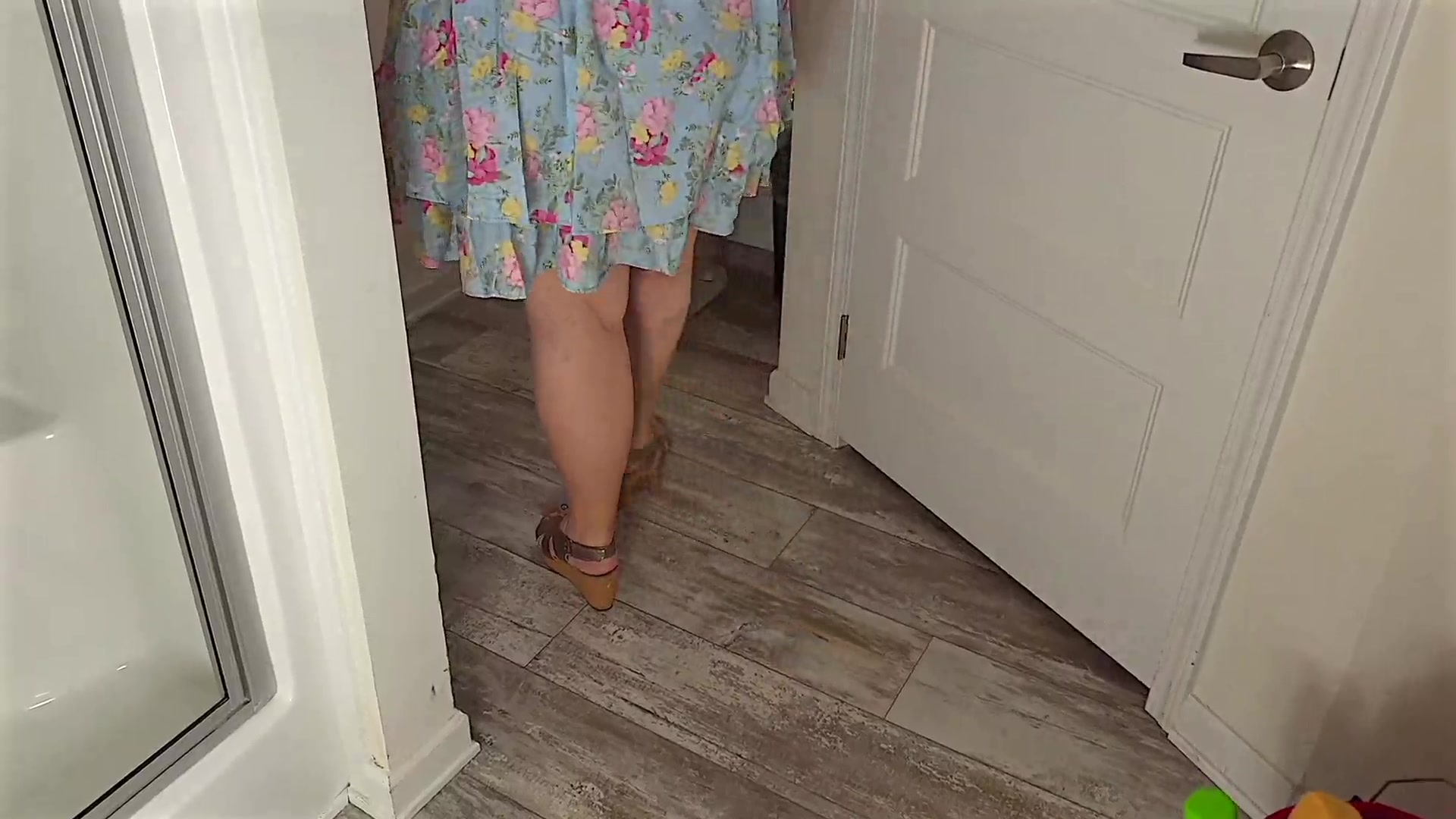 OMG! Maid Flashes Huge Booty Cleaning Office Bathroom, No Panties!