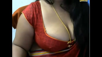 Hot Telugu Aunty Seduces in Steamy Video