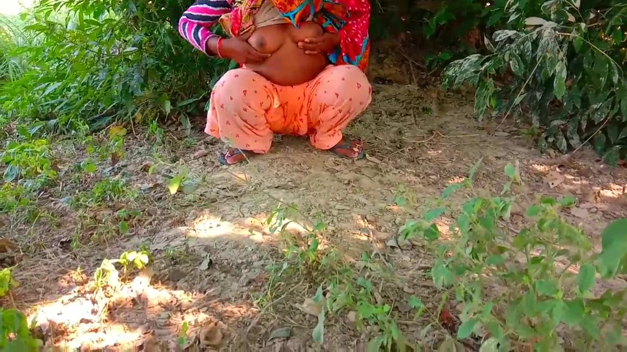 Spicy Indian Aunty Caught in Wild Outdoor Action